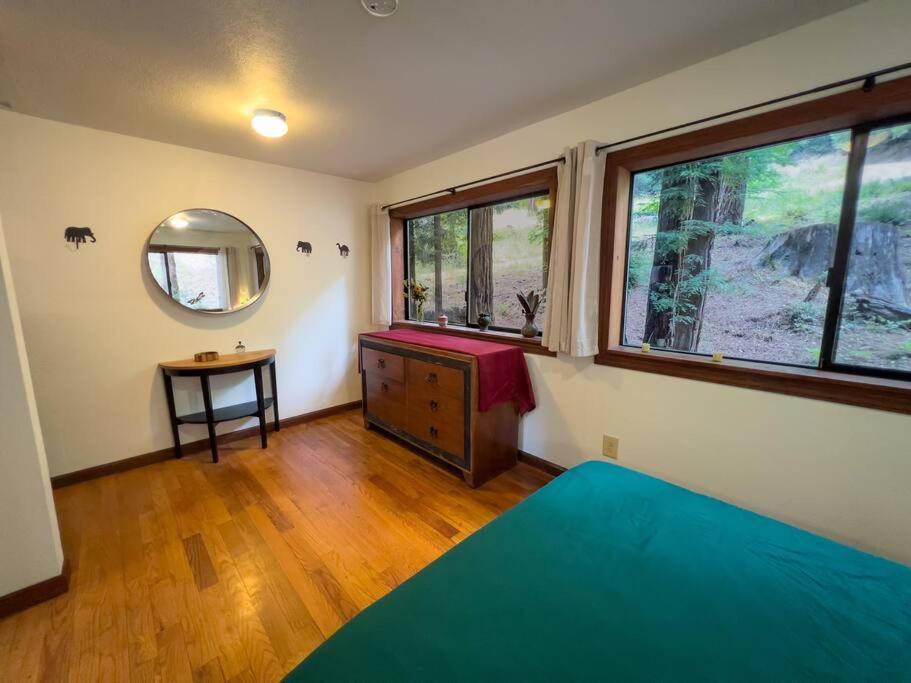 Appartement Little House In The Redwoods With A Hot Tub! à Garberville Extérieur photo